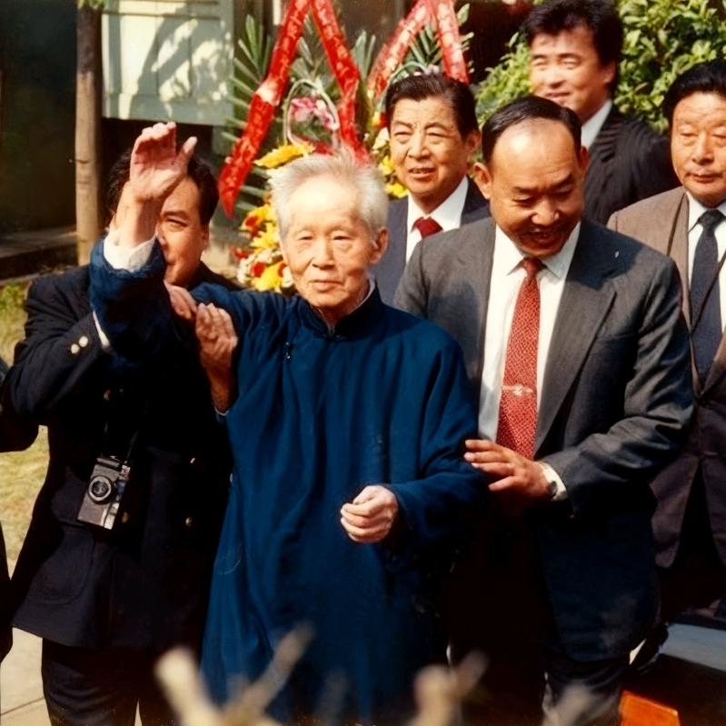 1988年，孙立人将军参加寿宴，一张罕见的留影，镜头中的他非常开心，正在和大家打