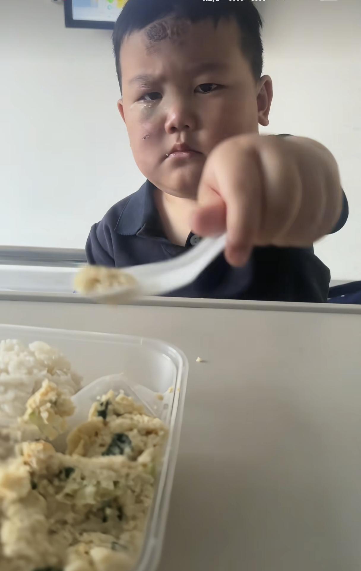 今天又刷到了那个车祸后一脸伤的3岁男孩，喂妈妈吃饭时奶凶的眼神，担心妈妈不吃饭说