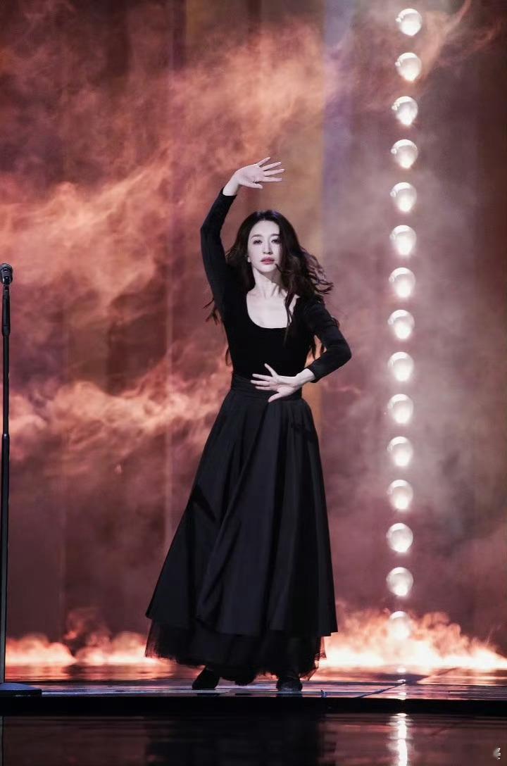 李小冉又在哪儿闯祸呢✨谁还没刷到李小冉的搞笑名场面!一边笑到捶桌一边被她的神颜戳