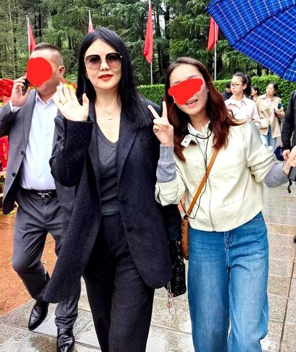 以前大家总爱抓着李湘的身材议论，可10月4日有人在韶山偶遇她时，那模样确实让人大吃一惊51岁的她一身