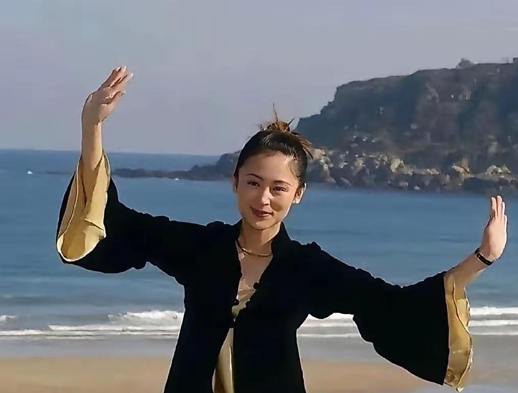 陈凯歌导演的媳妇演员陈红的确很漂亮，但是她演戏表情很少，各位觉得是不是？