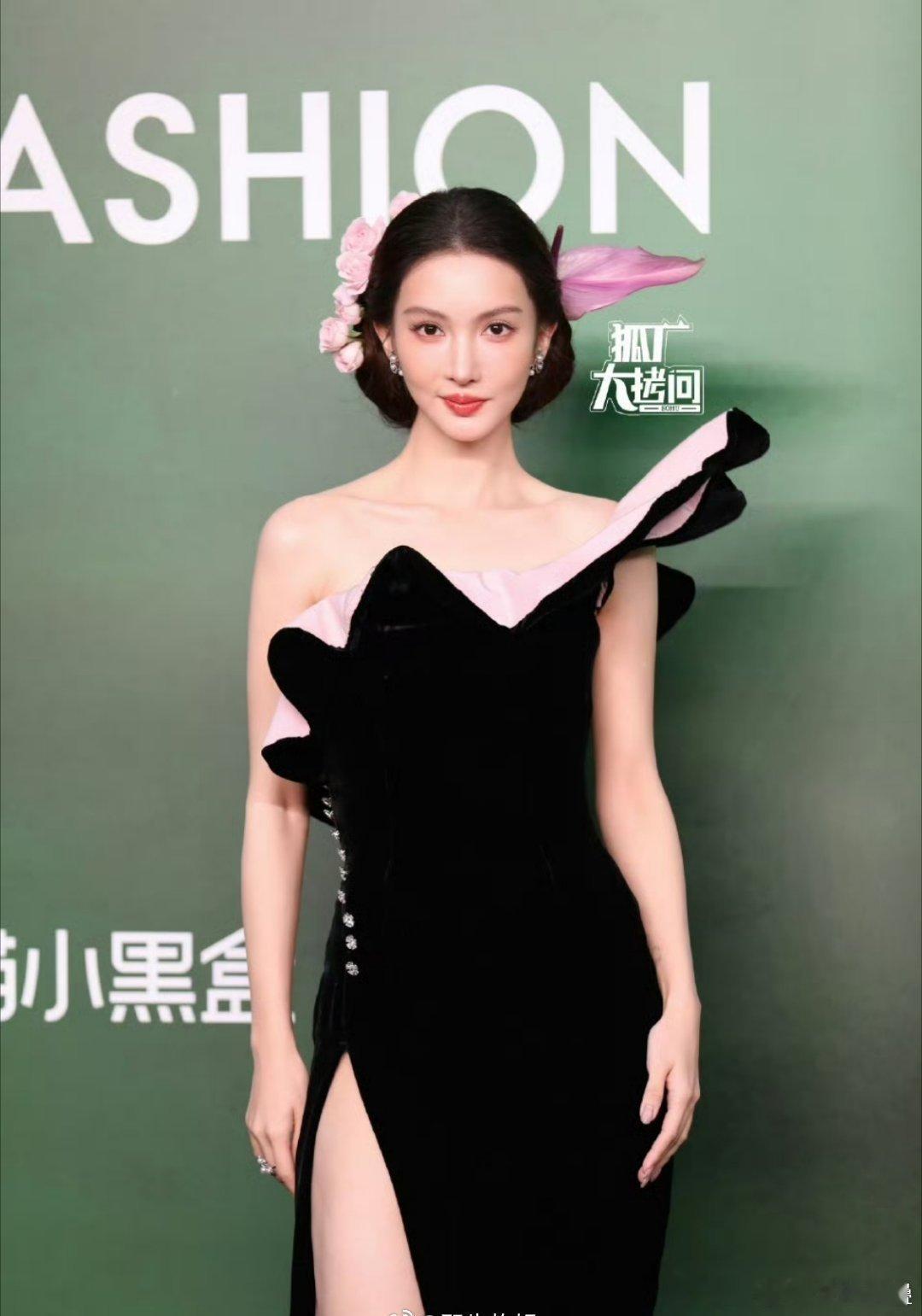 金晨的妆发造型拿给娜扎估计会很美的​​​