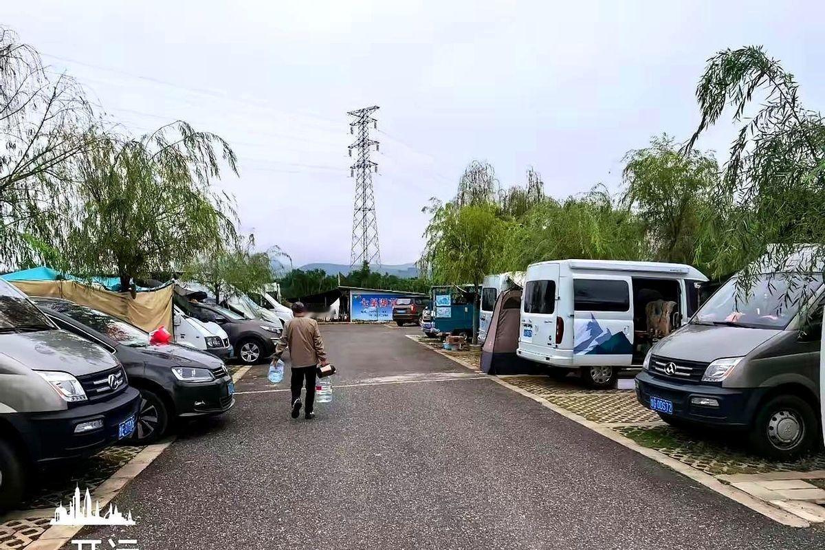 25块钱，就25块钱。像一道驱魔令，一夜之间，把云南那个曾经人山人海的房车营