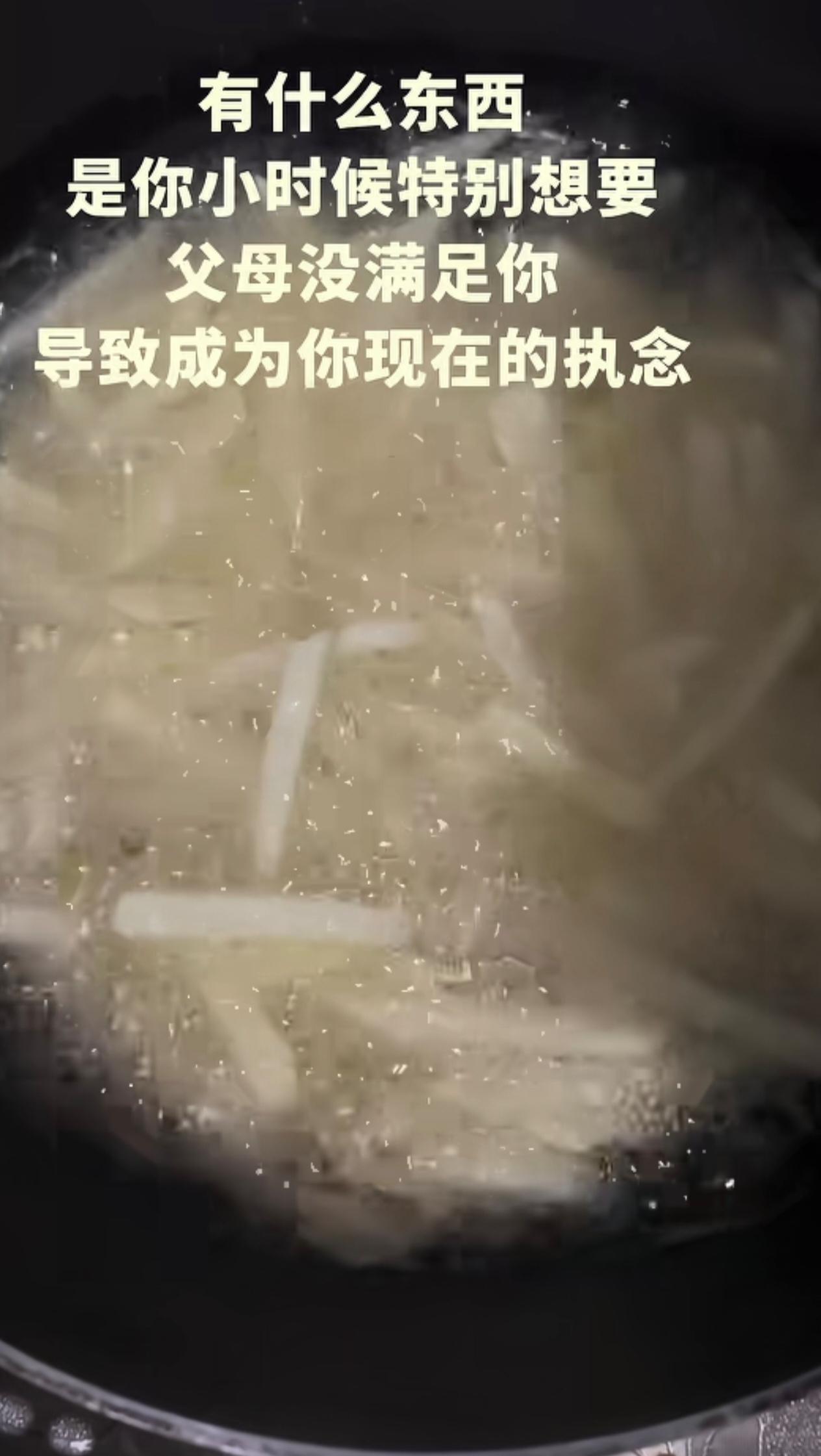 七岁那年，我跟着妈妈上街置办年货，妈妈忽然温柔的笑着问我，有没有想买的东西。