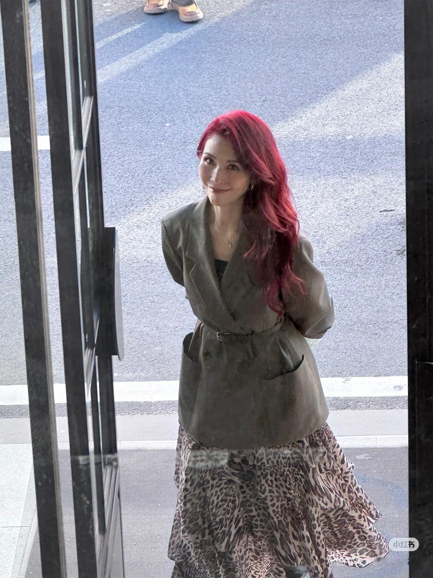 被这个偶遇的蔡少芬美晕了，好明媚的红发大波浪。️🧚🏻♀️cr.logo