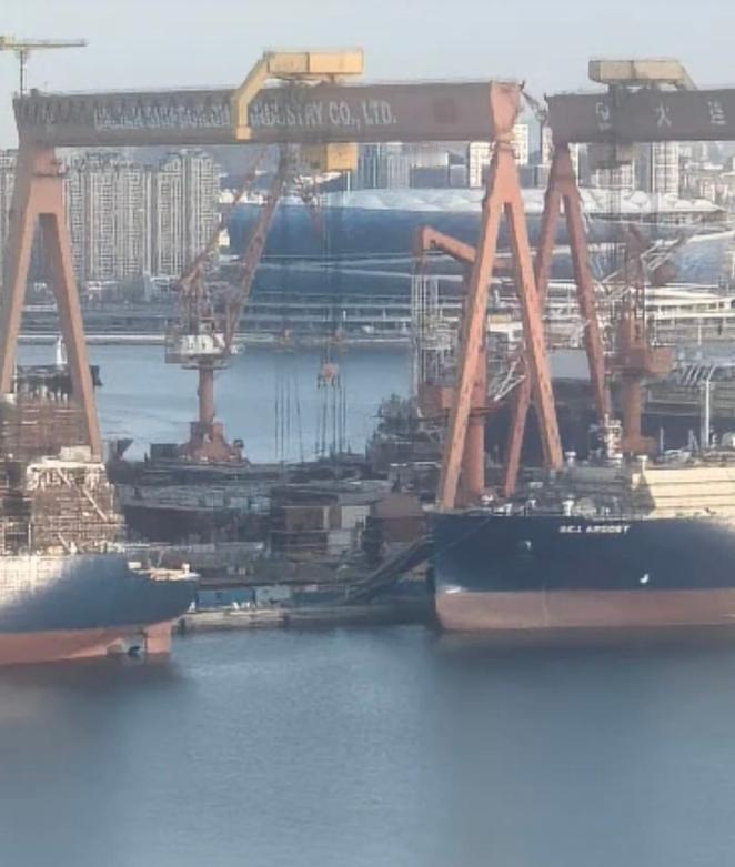 004这个建造速度，得为大连造船的建设者点赞！从2025年12月下旬的卫星