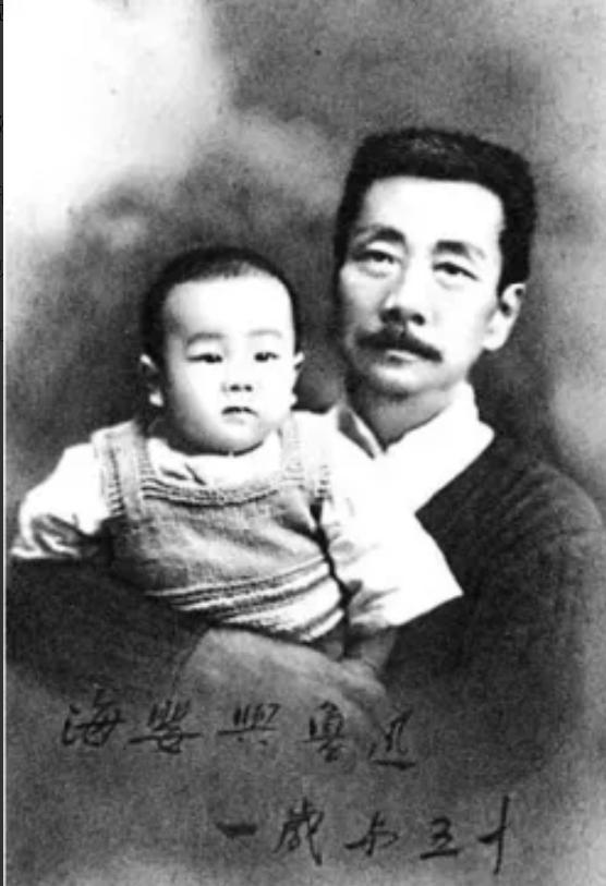 1936年，鲁迅去世之前，病了半年多，每天要打针吃药。他的儿子周海婴，抱着一大堆