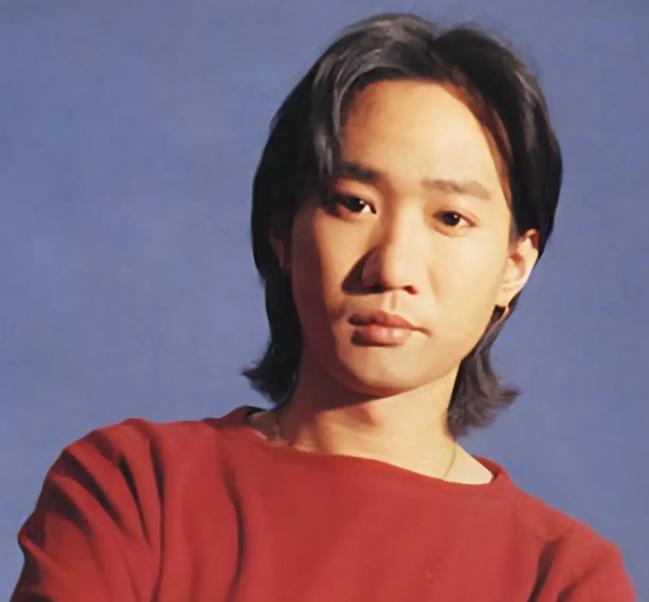 1993年，黄家驹在日本意外坠台离世，蔡澜前往为他操办葬礼，记者问蔡澜与黄家驹非