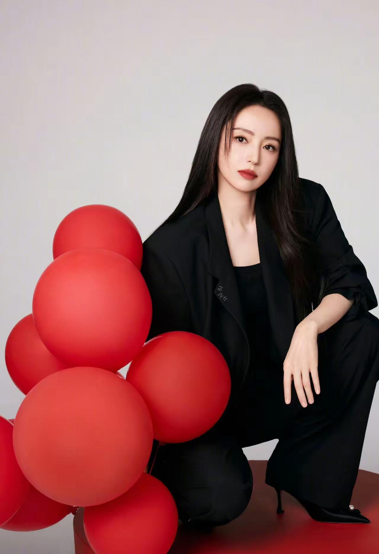 11月5日，董璇在社交平台分享自己的生日照片，并配文:“一起许个愿吧！”照片中