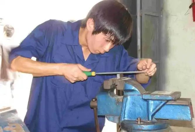 为什么说八级钳工就是人类极限了？就这么说吧，把八级钳工放在末日之下，在没有机床的