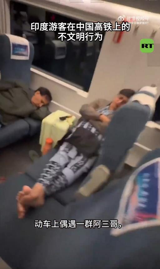 “滚回自己的国家去！”近日，四川成都，一男子刚上高铁，就闻到一股刺鼻的脚臭味，他