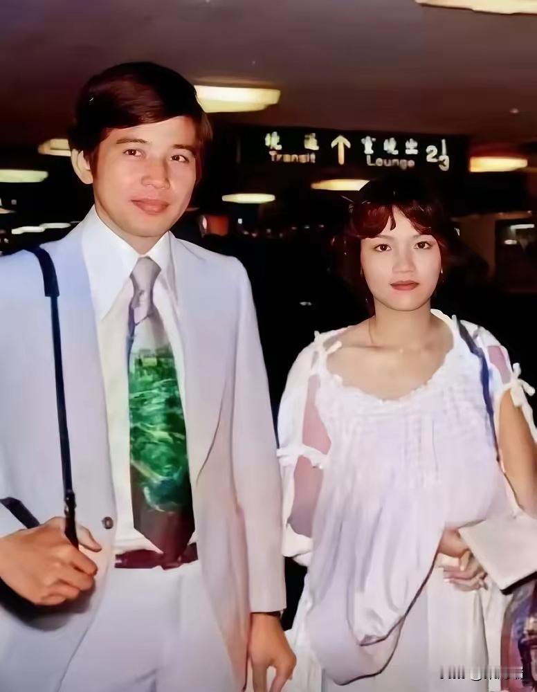 看到秦汉和正牌妻子邵乔茵的罕见合影，真是让人感慨。70年代他们外出时的模样，妥妥