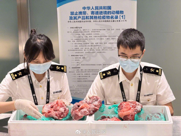 【#海关提醒这些伴手礼别带回国#】#旅客回国带5斤多柿子被海关查获#近日，北京