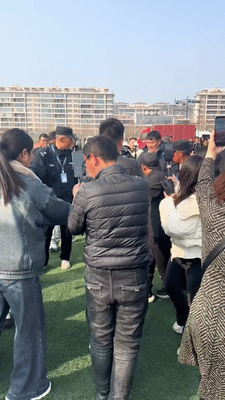 大衣哥朱之文看起来还是非常受群众欢迎的。毕竟他也是农民出身，虽然现在没有以前红