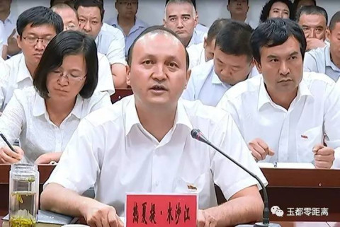 和田市召开向吾布力喀斯木·买吐送,艾则孜·木沙同志