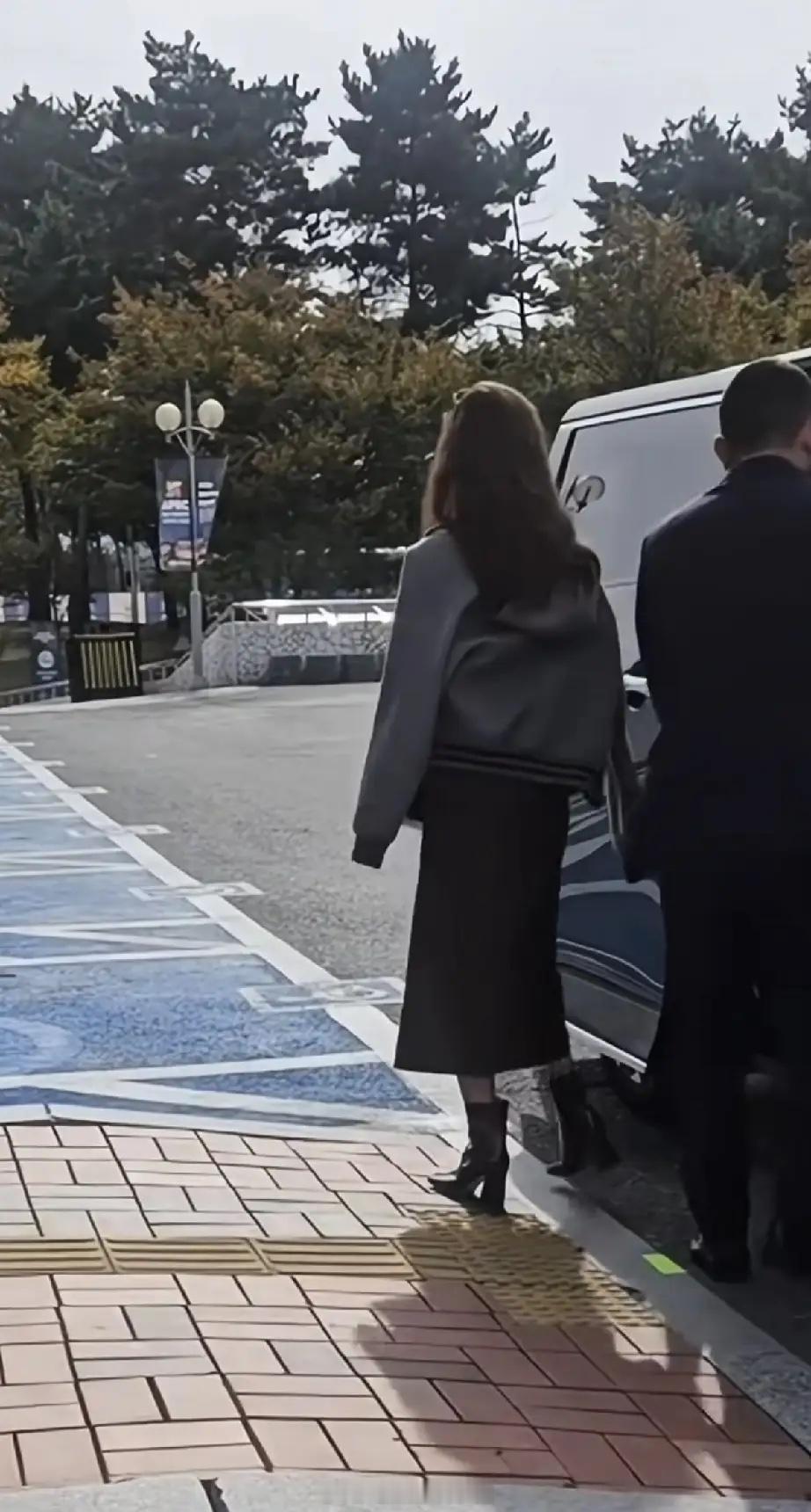 刘强东依旧对奶茶妹妹充满爱意,竟然帮她买奶茶。刘强东与章泽天一起参加韩国APEC