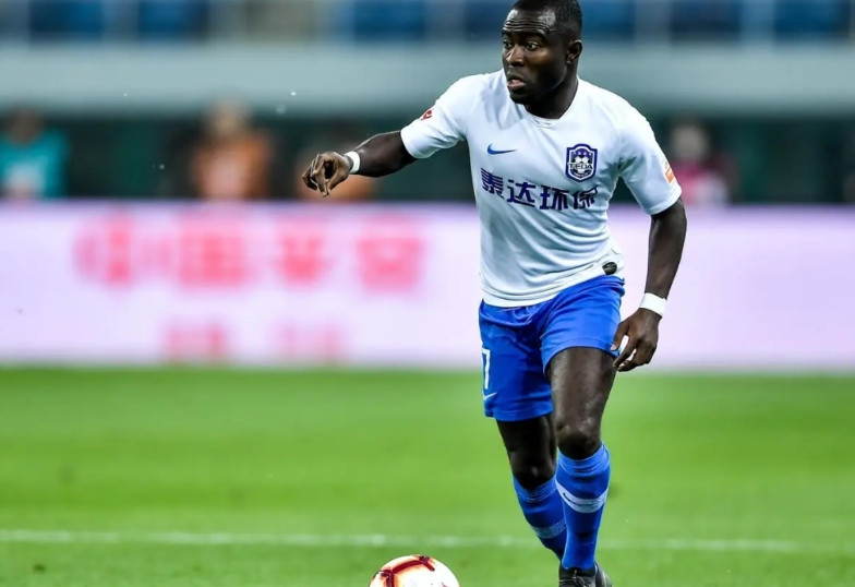 昨晚,河南队前锋阿奇姆彭在防守蓉城任意球时,在球门前的那个手球究竟是不是手球?