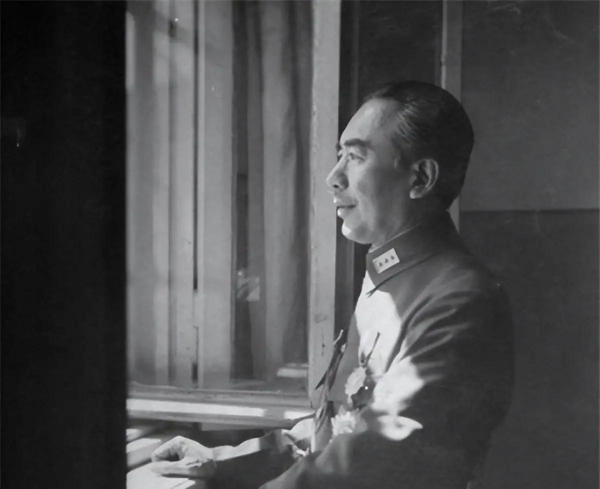 1926年，郭松龄反张作霖失败被杀后，李上林，苏开元等人向盛世才讨回郭松龄存放在