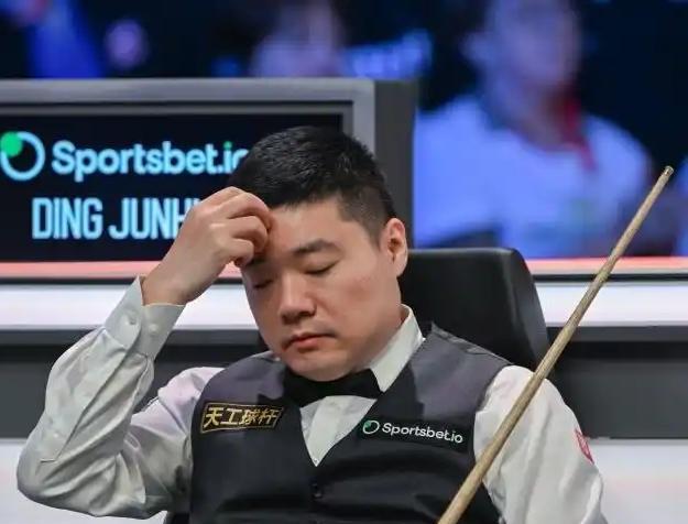 真的是神了，丁俊晖解球2杆不中，竟然2次白球摔袋！英锦赛今晚丁俊