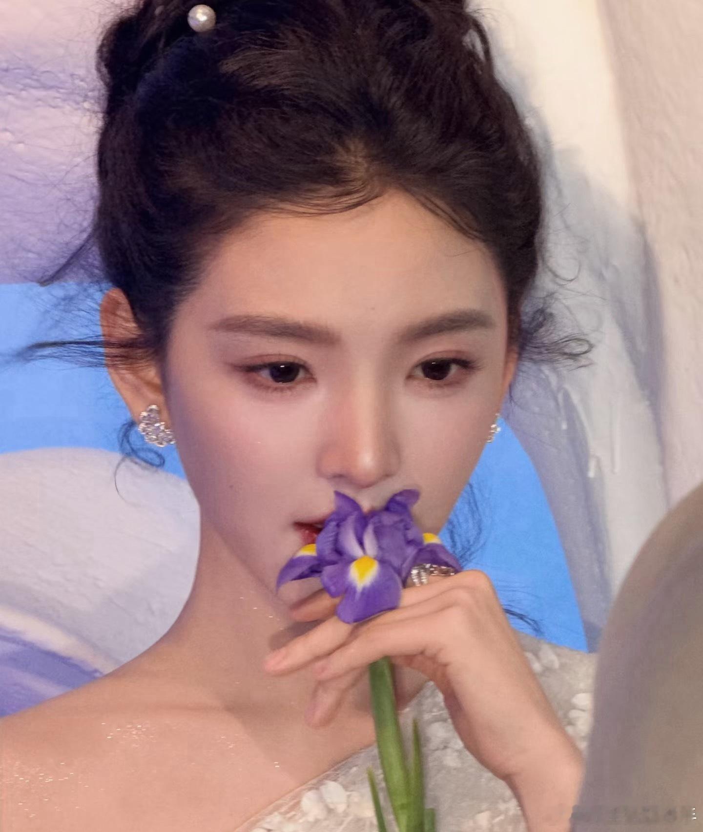 杨单给章若楠化的蓝调月光妆杨单给章若楠化的蓝调月光妆好美😍！章若楠蓝调月光妆