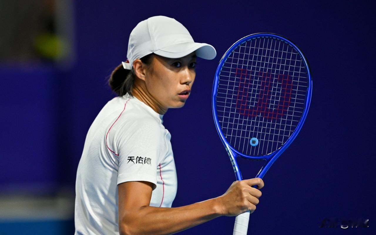 张帅，2026开门红！刚刚结束的一场布里斯班500赛首轮女单资格赛，张帅2-1