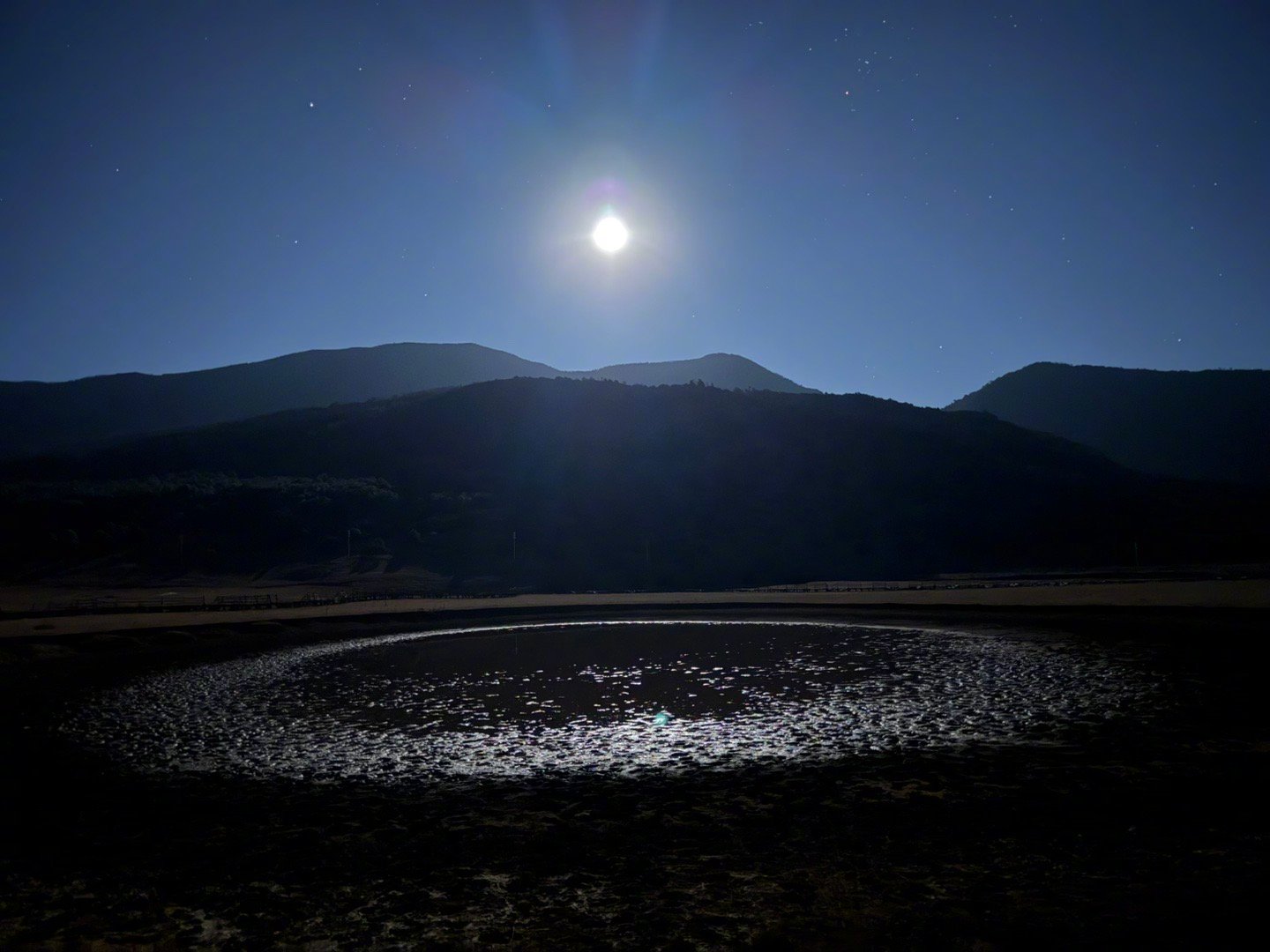 让自己变得独立和完整，这条路每个人都必须要走，晚走肯定不如早一点出发。———《半