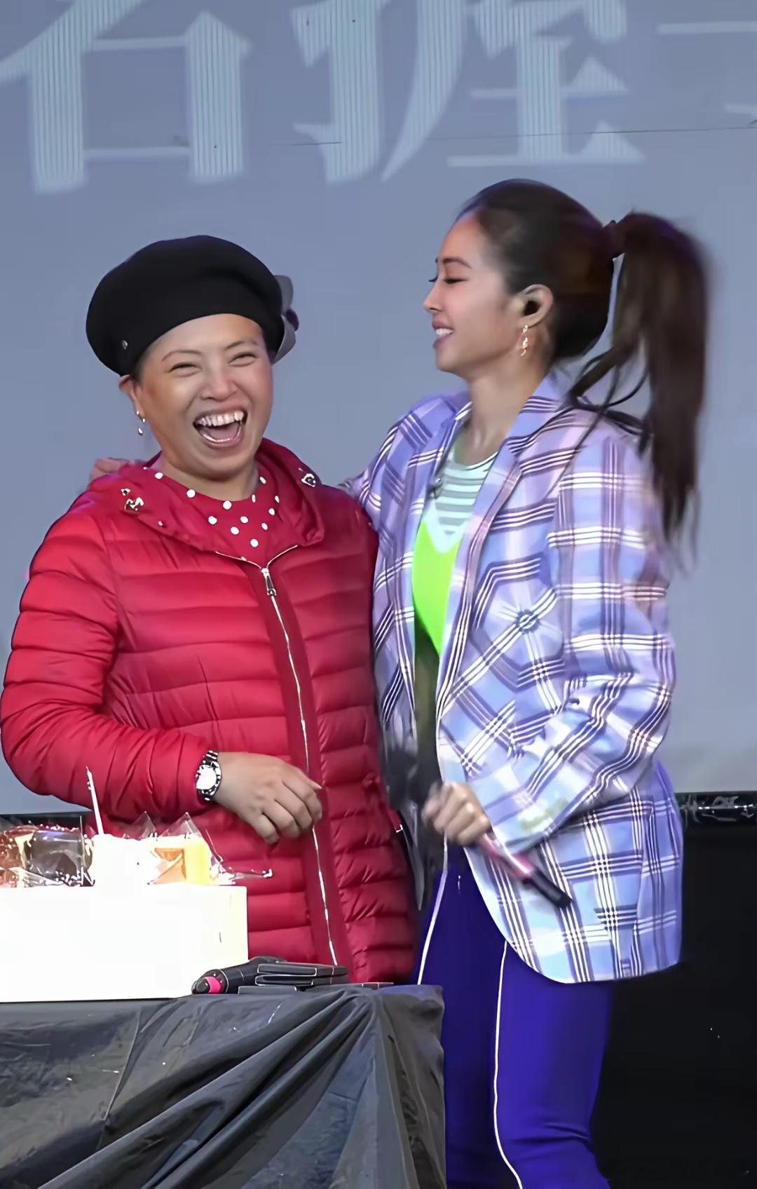 不说不知道，这位穿红棉衣的大娘，居然是蔡依林的妈妈!我还以为是黄绮珊黄妈呢！心想