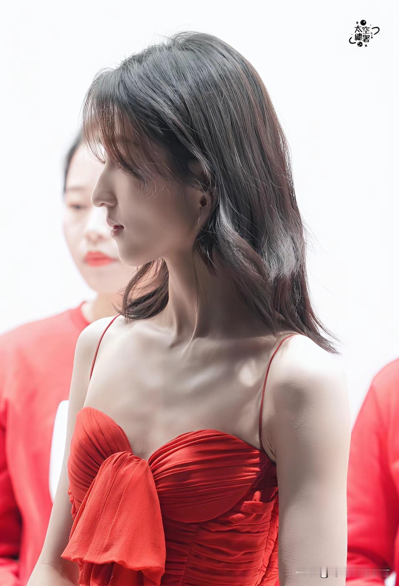 张子枫真的太美了，但是又和关晓彤一样太清纯的感觉，哪怕穿的再成人化，也是给人一脸