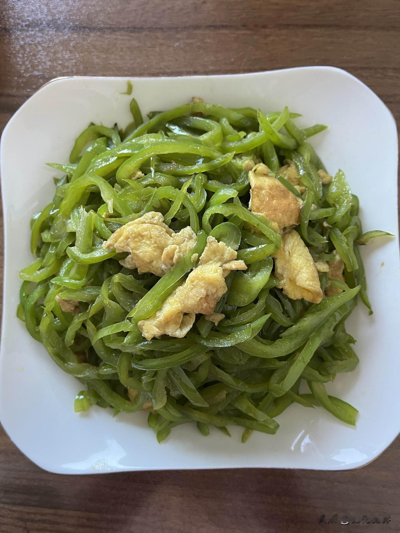 好友们晚上好！周二快乐，晚餐香香！今天的晚餐：辣椒炒鸡蛋皮蛋豆腐红薯玉米