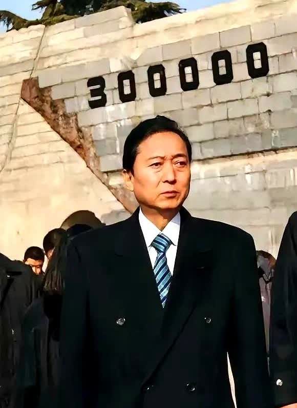 鸠山由纪夫顶着“卖国贼”骂名也要来九三阅兵，他赌的是日本下一代不再被教科书糊弄。
