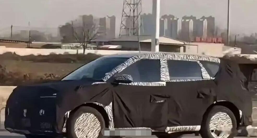 明年，小米的新车阵容会很大，目前曝光的就已经有主打大空间的增程车型YU9、高性能