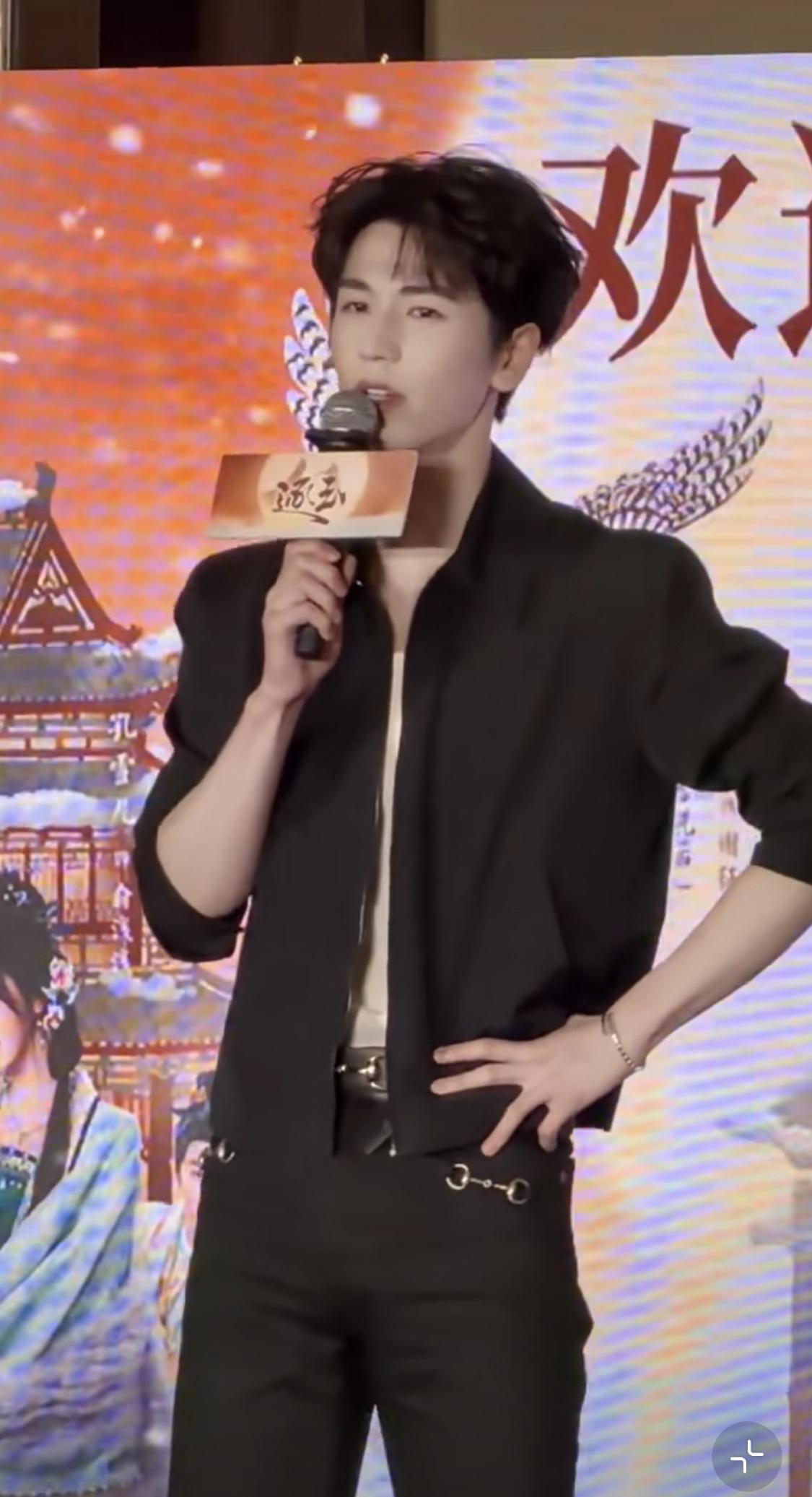 《逐玉》庆功宴上，张凌赫说以后自己会多多营业的，感谢工作人员，更加感谢广大观众的