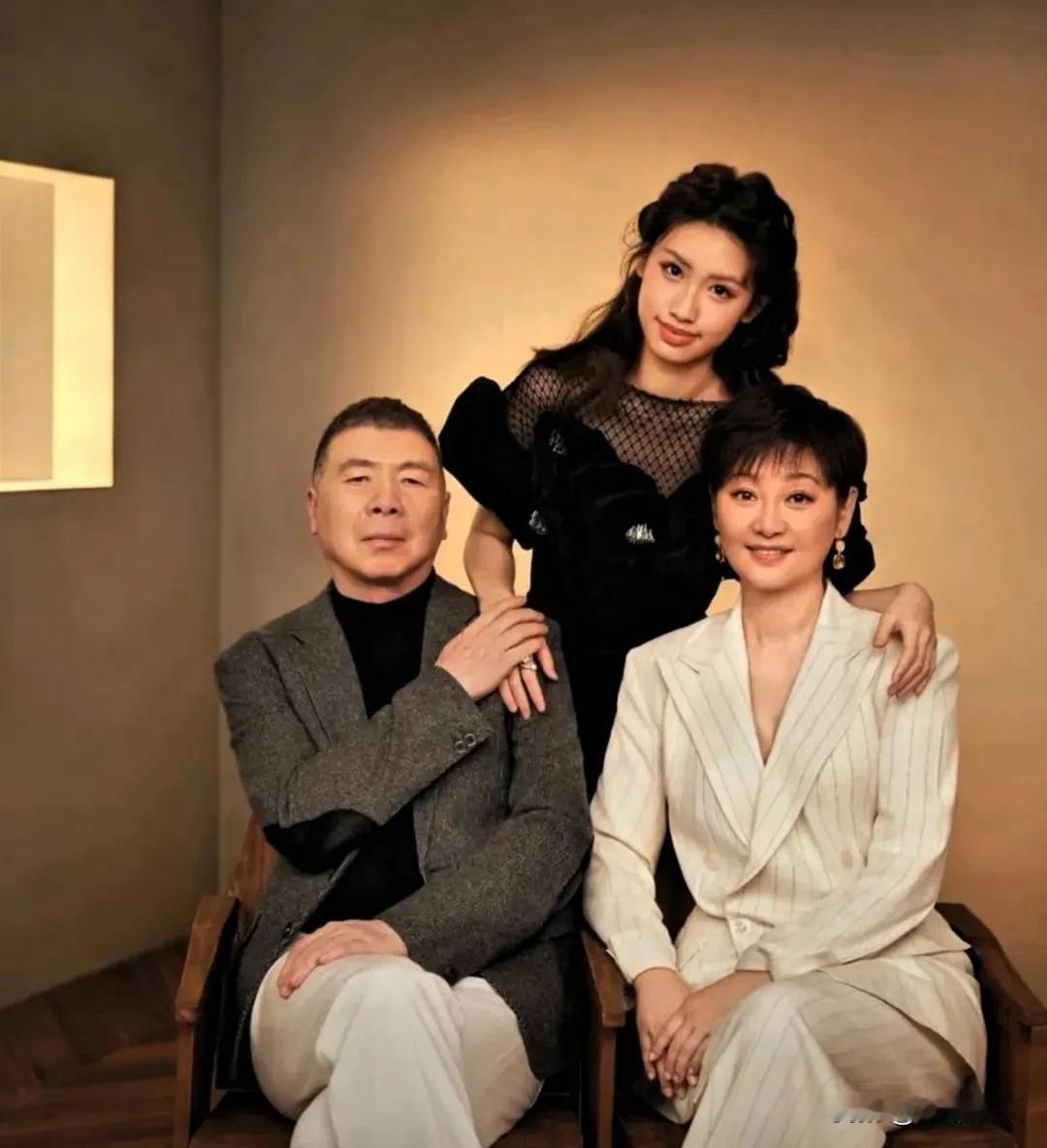 冯小刚养女，命太好了！3月16日，冯小刚和徐帆的养女徐朵，在大洋彼岸的美国晒