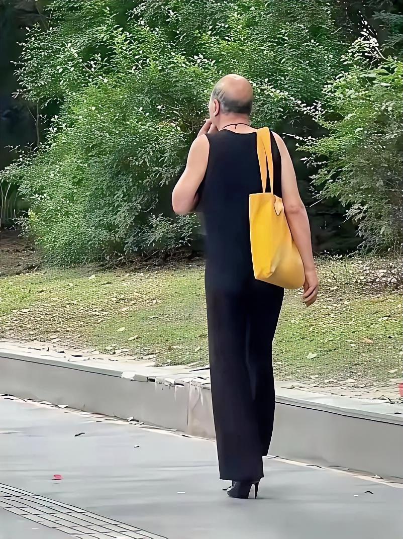 街头偶遇“黑裙大爷”：别急着贴标签，他比你活得通透。今早路口，一位大爷让我挪