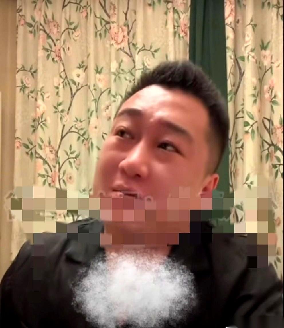 两根烟，三个人。怎么分？头啖、中段、屁股，谁先谁后，都是人情世故。这是监控底