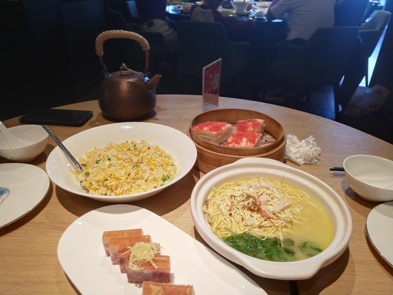 儿子从国外飞回来过年。这几天可把他忙坏了。又要去女朋友家拜年，又要去走亲戚，