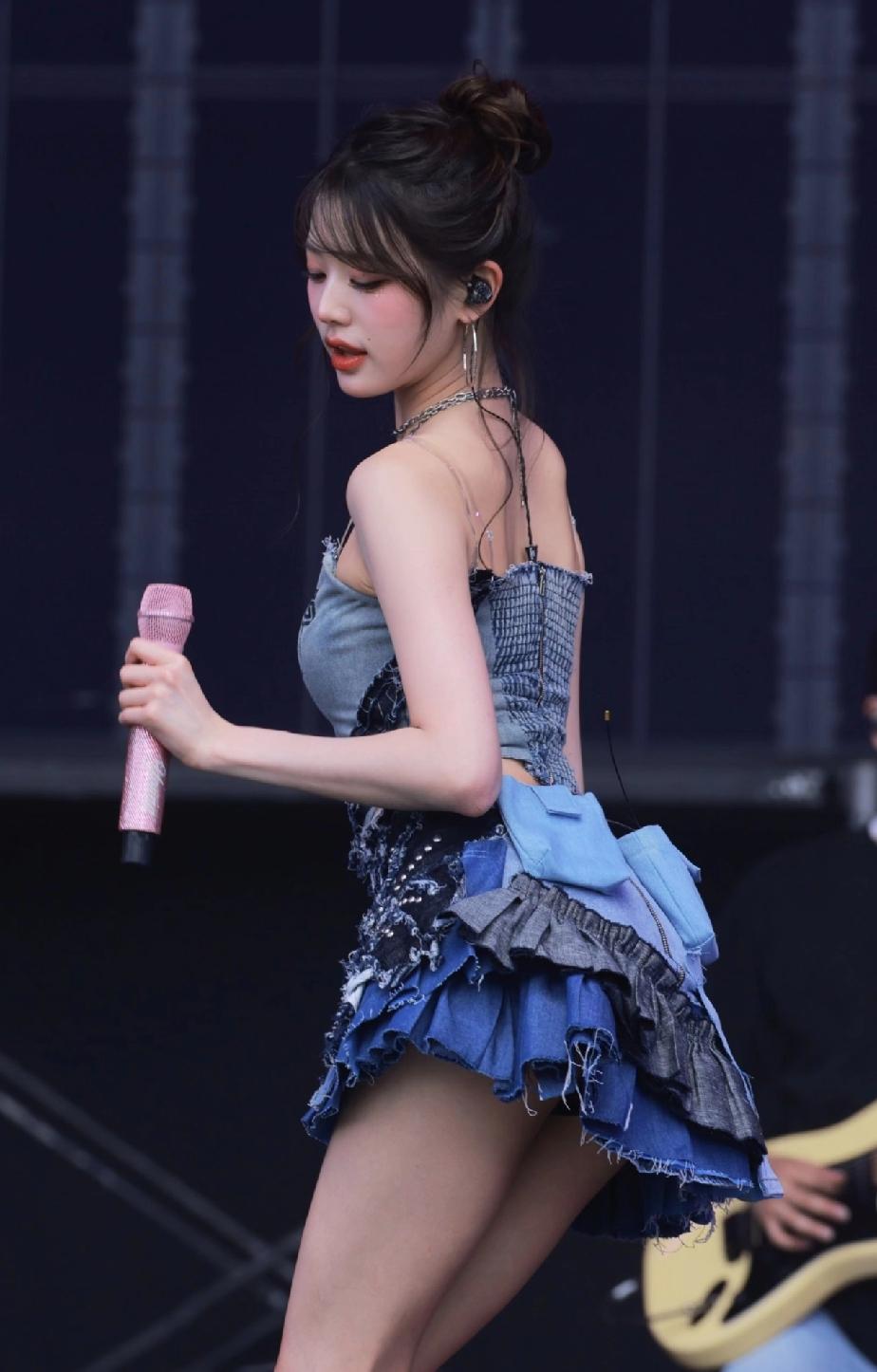 张元英的小动作一直这么多，裤子的长短也是随意拿捏观众。性感可爱，但是不擦边