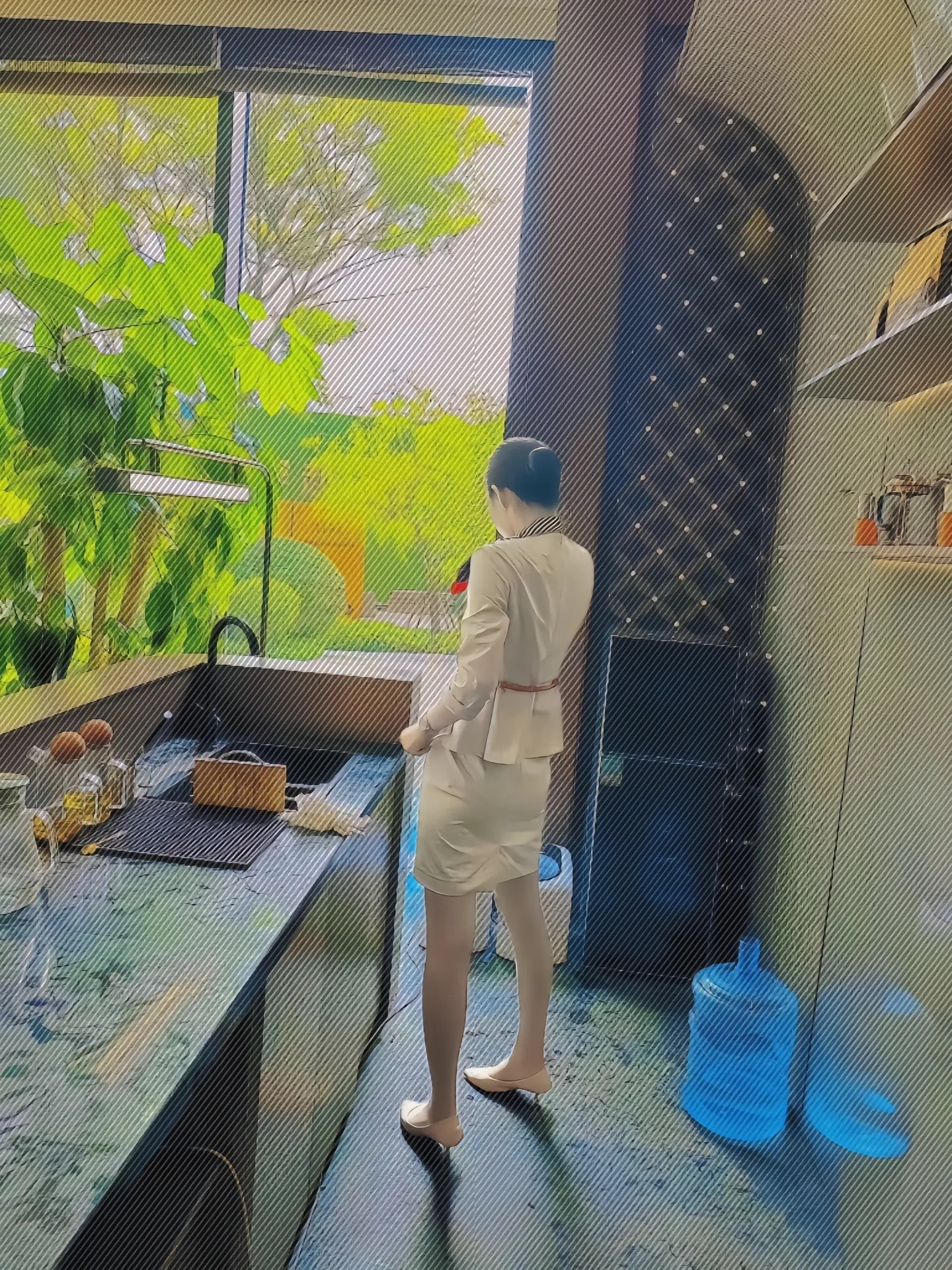 “他有钱，就用他的钱，他有人脉，就用他的人脉，他身体强壮就用他的身体，别整天爱不