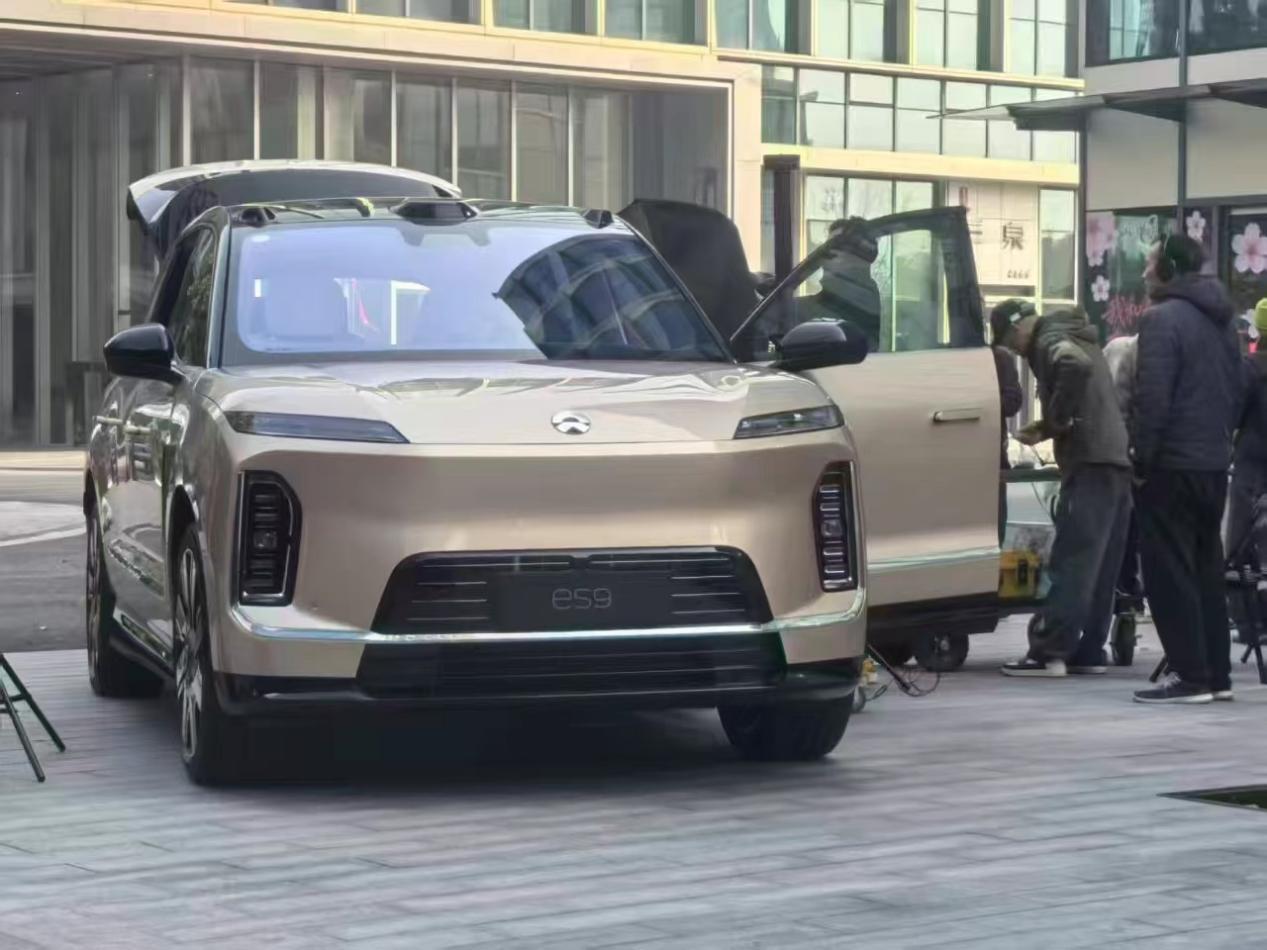 全新蔚来ES9实车曝光，车身尺寸5365×2029×1870mm，轴距3250m