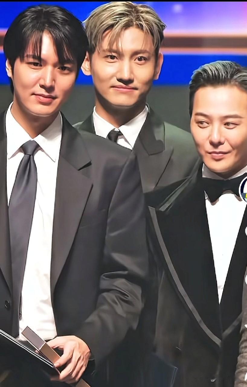 男神李敏镐你是幸福成啥样。膨胀的都不敢认[呲牙笑]李敏镐给人感觉像韩国版“黎明”