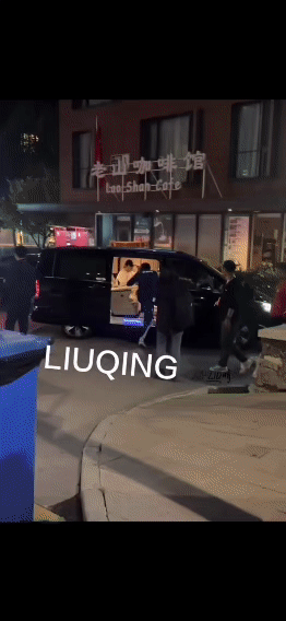 楚钦看完温瑞博的比赛就离开首钢园了，没和队伍一起住在那，王晨策一直在车上等他