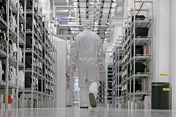 荷兰真是抢了个寂寞！就在全球车企快要窒息的时候，中方一纸声明直接给了条活路—