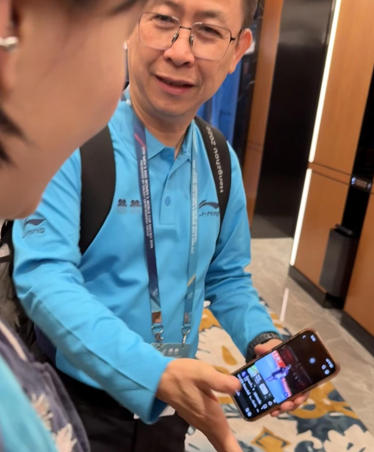 超爱莎莎的，清晰正脸的裁判。门外遇到认识的人就赶紧掏出手机分享，里面是自己和莎