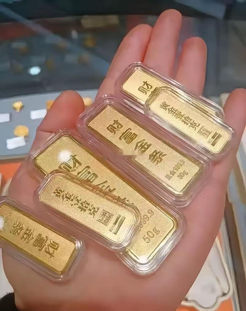 黄金手里有大量黄金的人，估计现在都要笑弯了腰啊，刚刚金价从930已经涨到941一