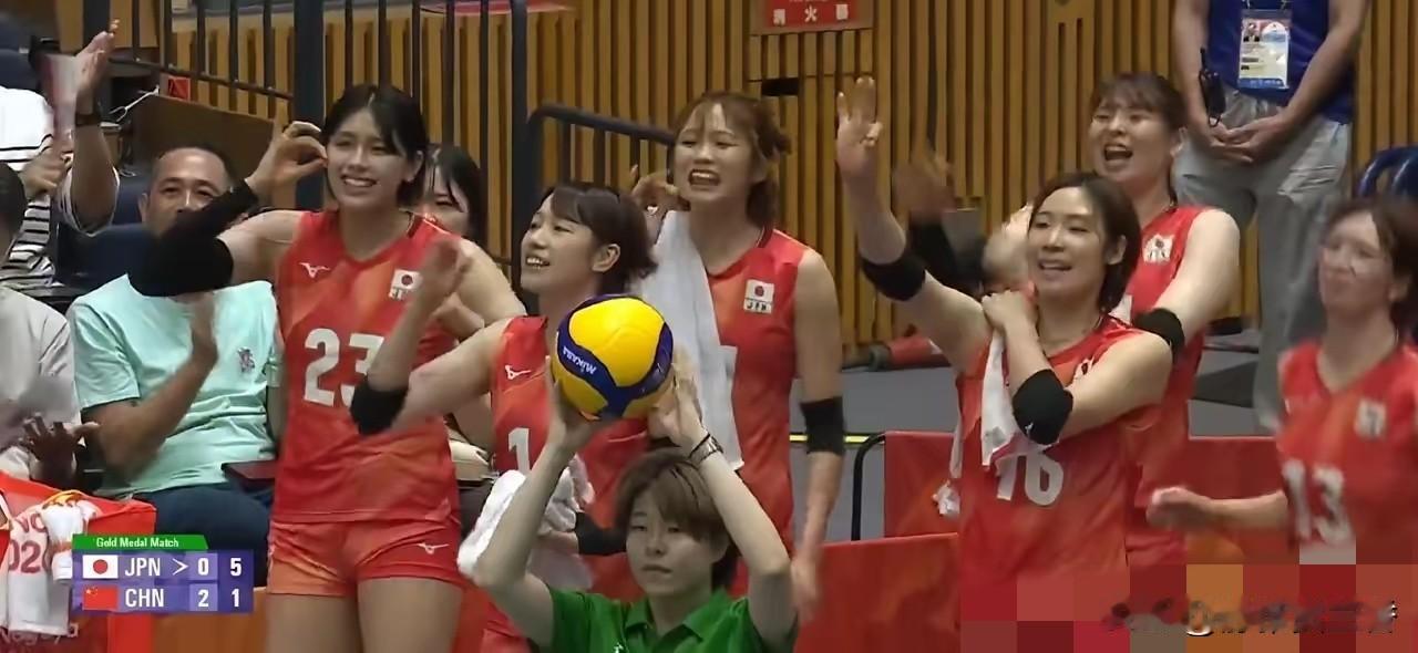 日本女排彻底尴尬了！第三局10:2领先中国女排，日本场上球员、主教练以及替补席