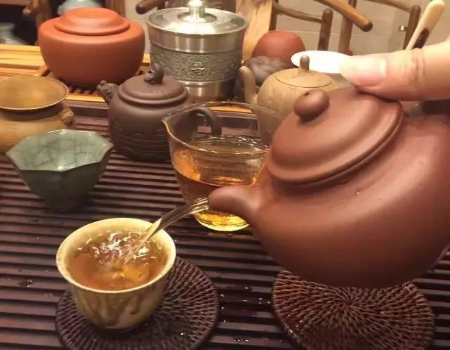 便秘，可能真的与嗜茶有关。几十年了，从没喝过一口白开水。每天从睡醒觉开始，都是