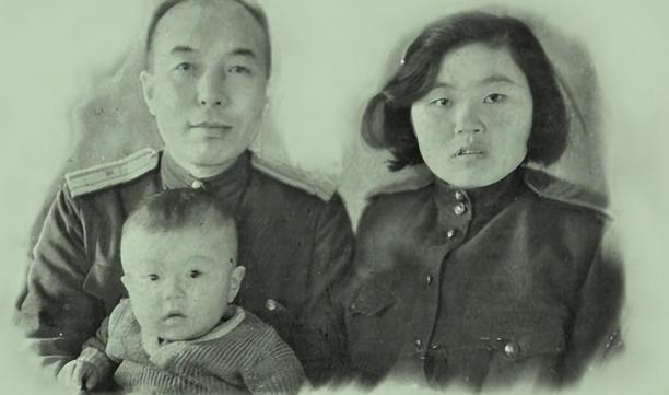 1941年，李兆麟狠心把半岁的儿子扔在深山，妻子嚎啕大哭，他拔出手枪对着妻子，怒