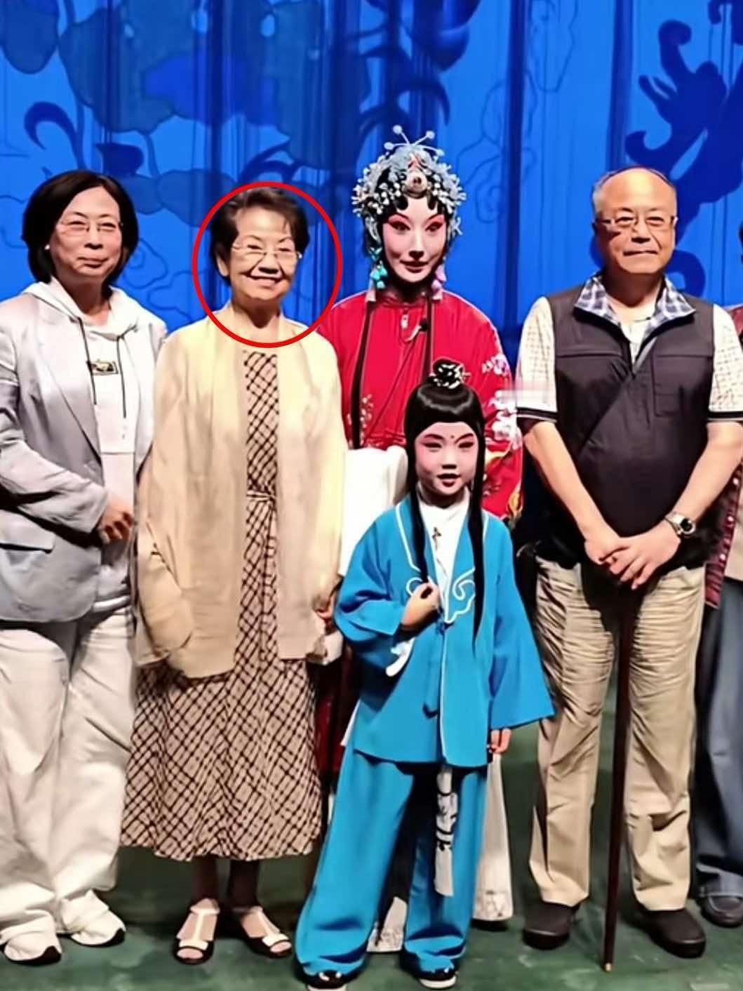 果然面相是会骗人的，李维康就是个例子，今年6月，她还笑容满面地和郭玮拍了照片