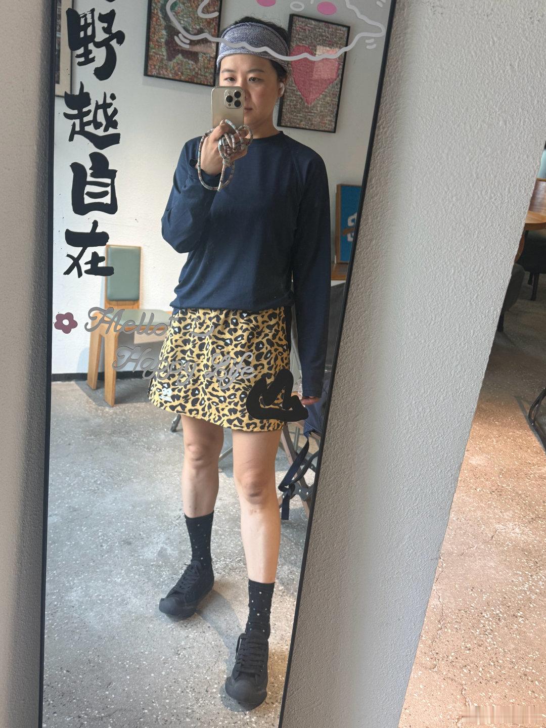 记得看董竹君的自传，她书里好几次提到，在上海，【只重衣衫不重人】，所以在外穿着打扮很重要。她去无锡找