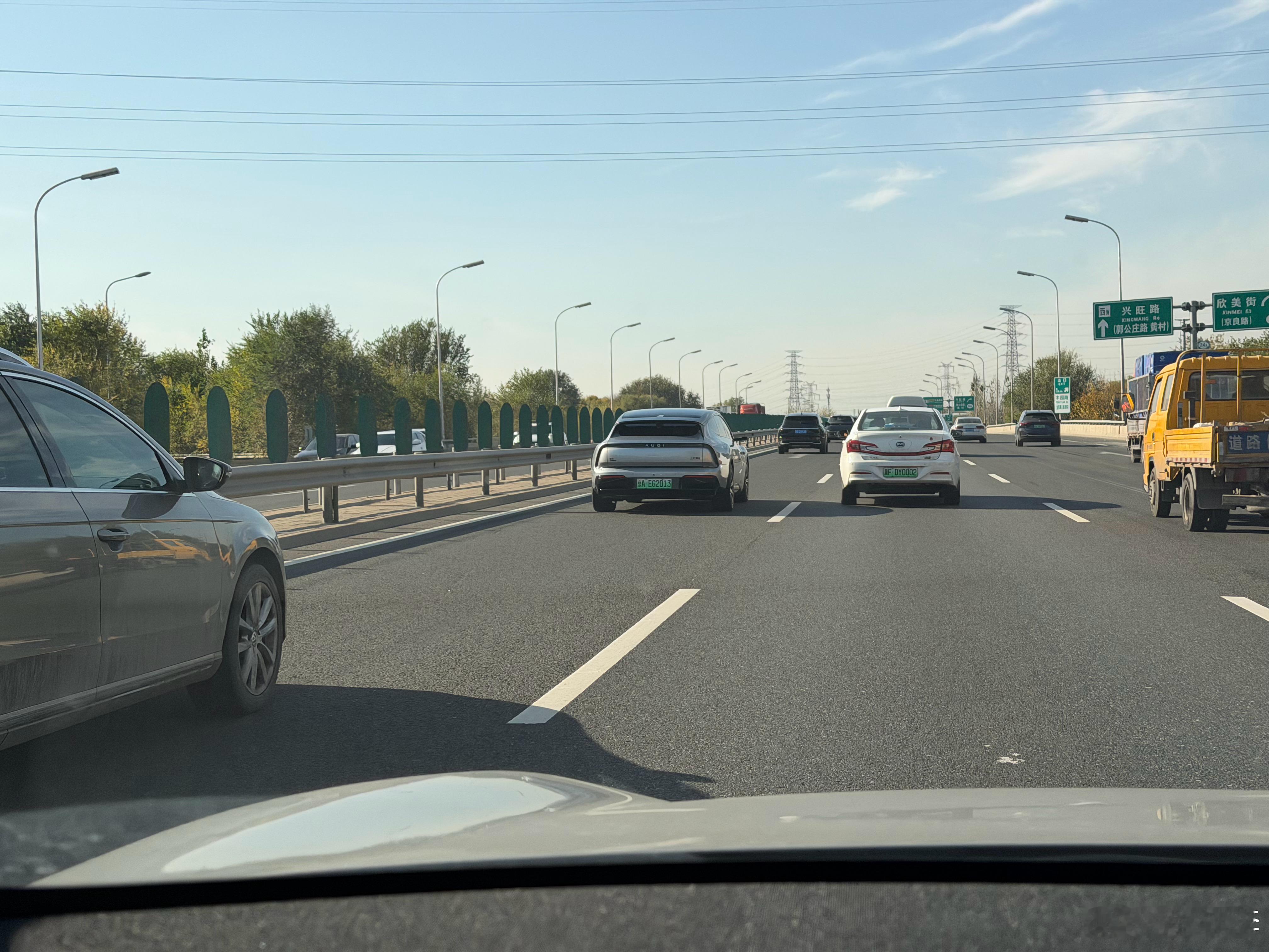 不愧是概念车外观直接量产的车，从体态到元素，都跟其他车格格不入，且格外吸睛我和汽